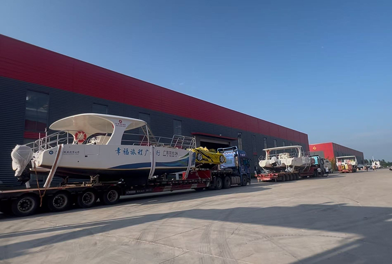 Lawada lewer drie katamarans, twee watersportmotors en twee straalski's vir skilderagtige plek